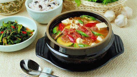 Суп, овощи, ложка, палочки для еды, мясо