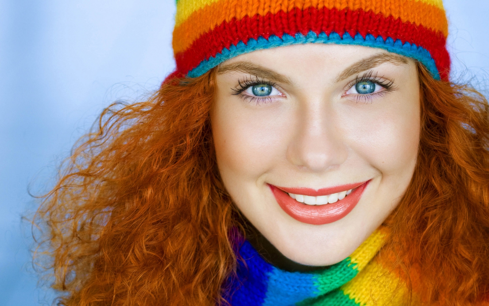 Картинки Шляпа, шарф, девушка, рыжие волосы, голубые глаза, улыбка фото и обои на рабочий стол