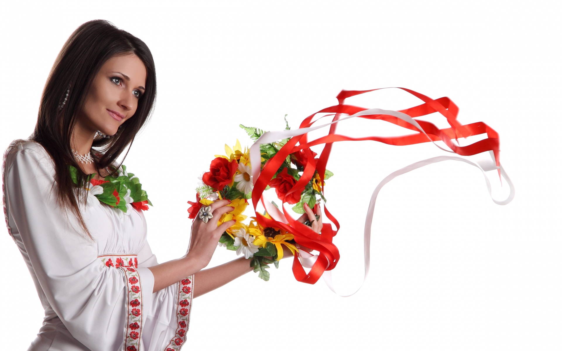 Картинки Украина, женщина, руки, корона, цветы, ленты, белый, блондинка, голубые глаза фото и обои на рабочий стол