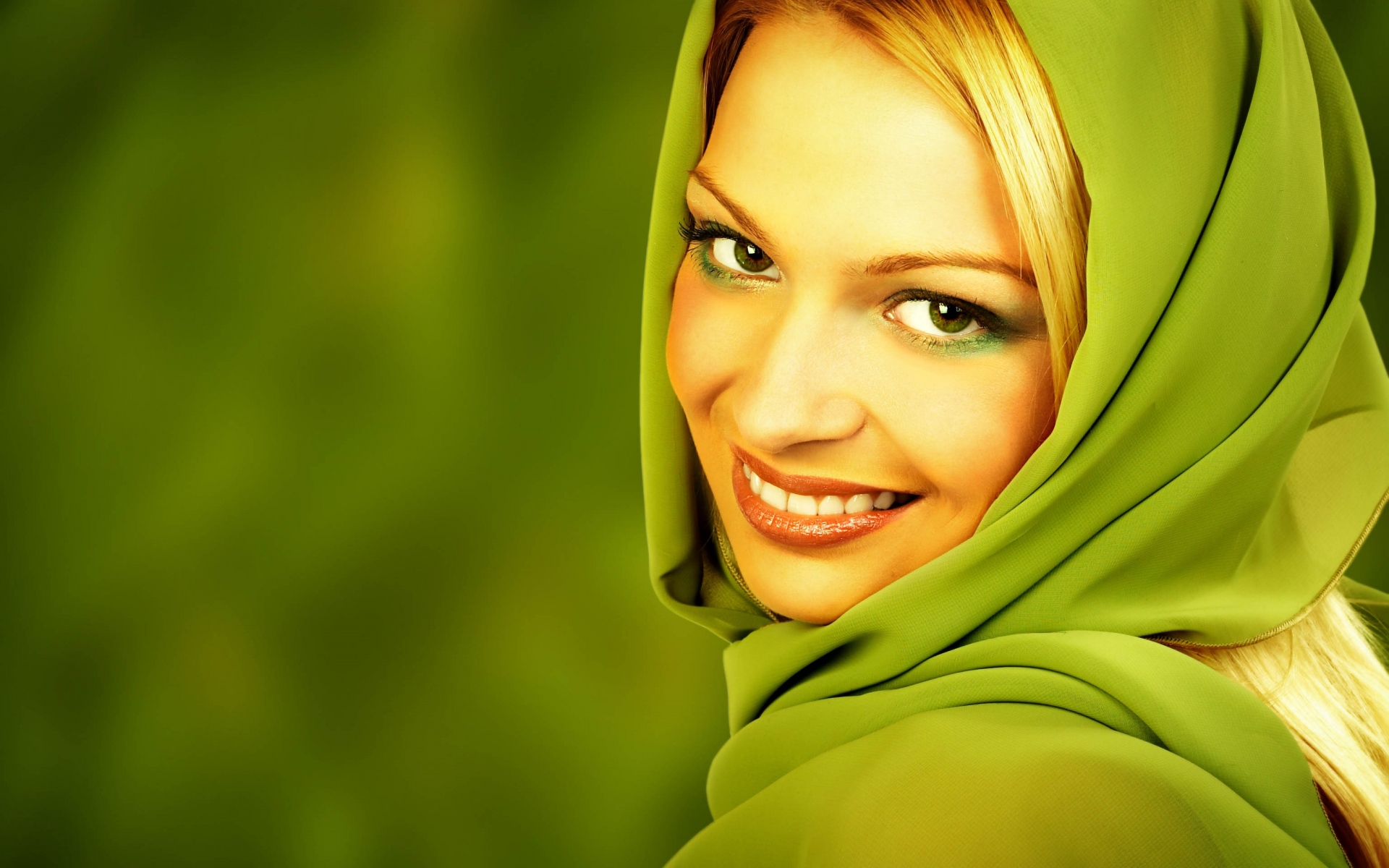 Девушка в зеленом платке