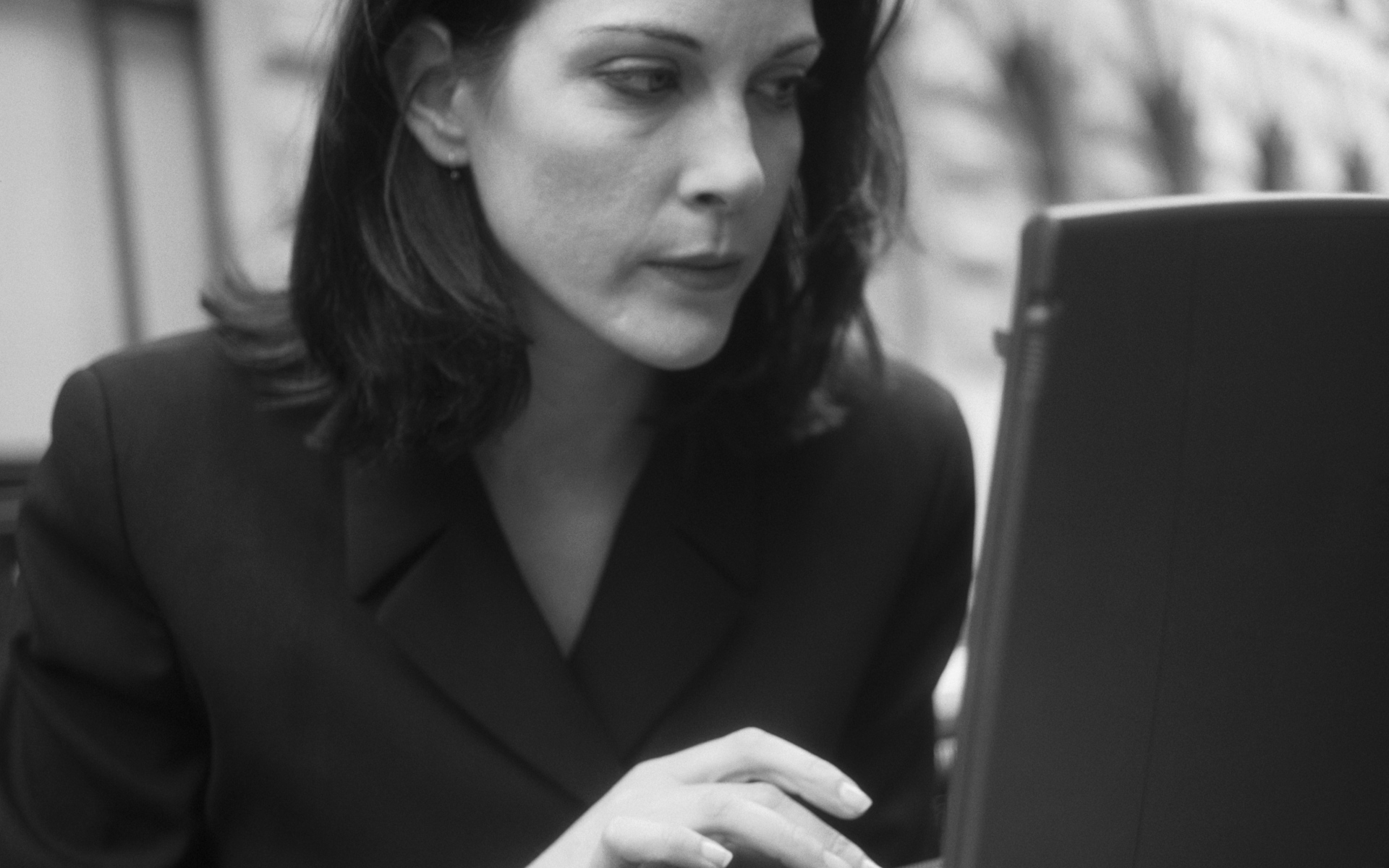 Картинки Женщина, ноутбук, черный и белый фото и обои на рабочий стол
