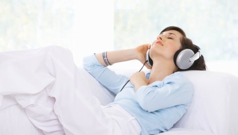 Девушка, наушники, музыка, диван для отдыха, закрытые глаза, брюнетка