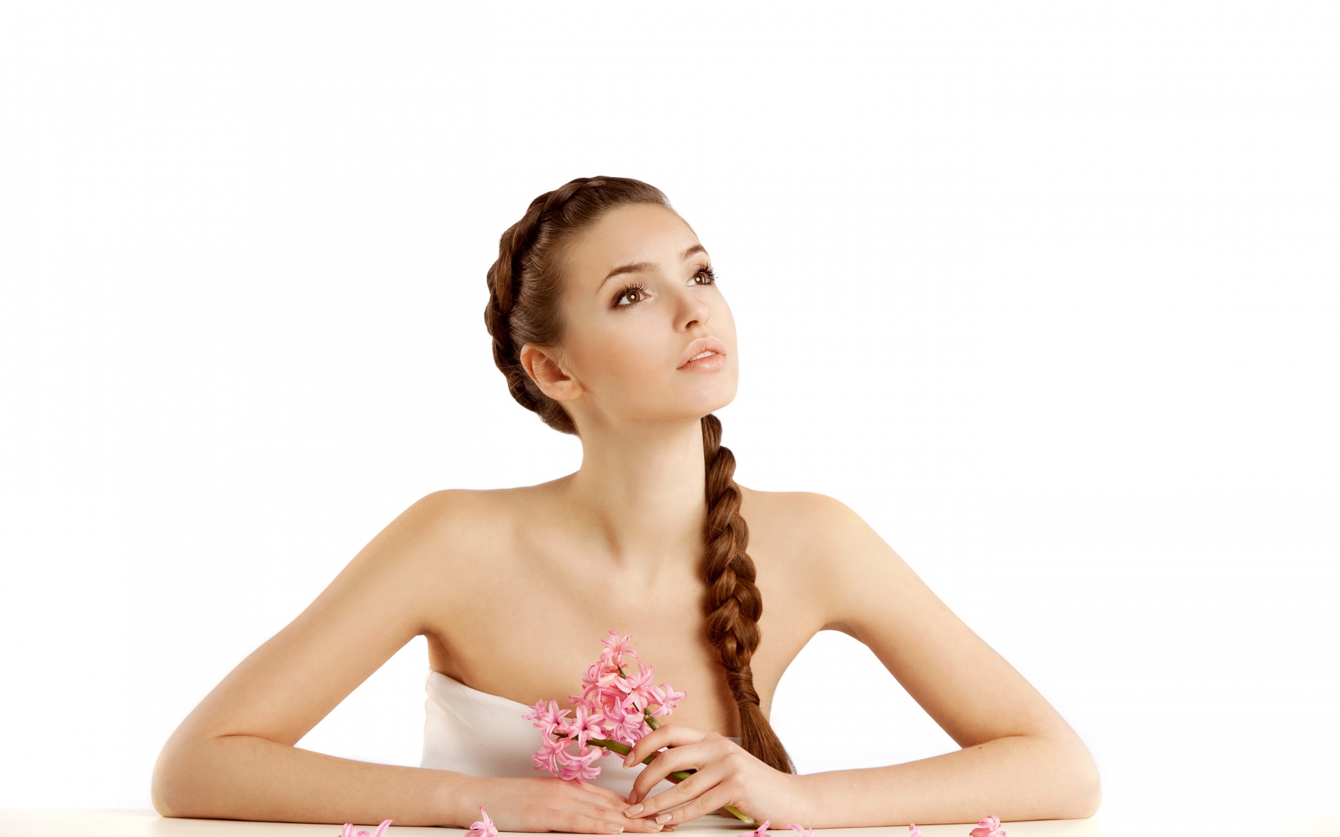 Картинки Девушка, коса, белый, цветы, карие глаза фото и обои на рабочий стол