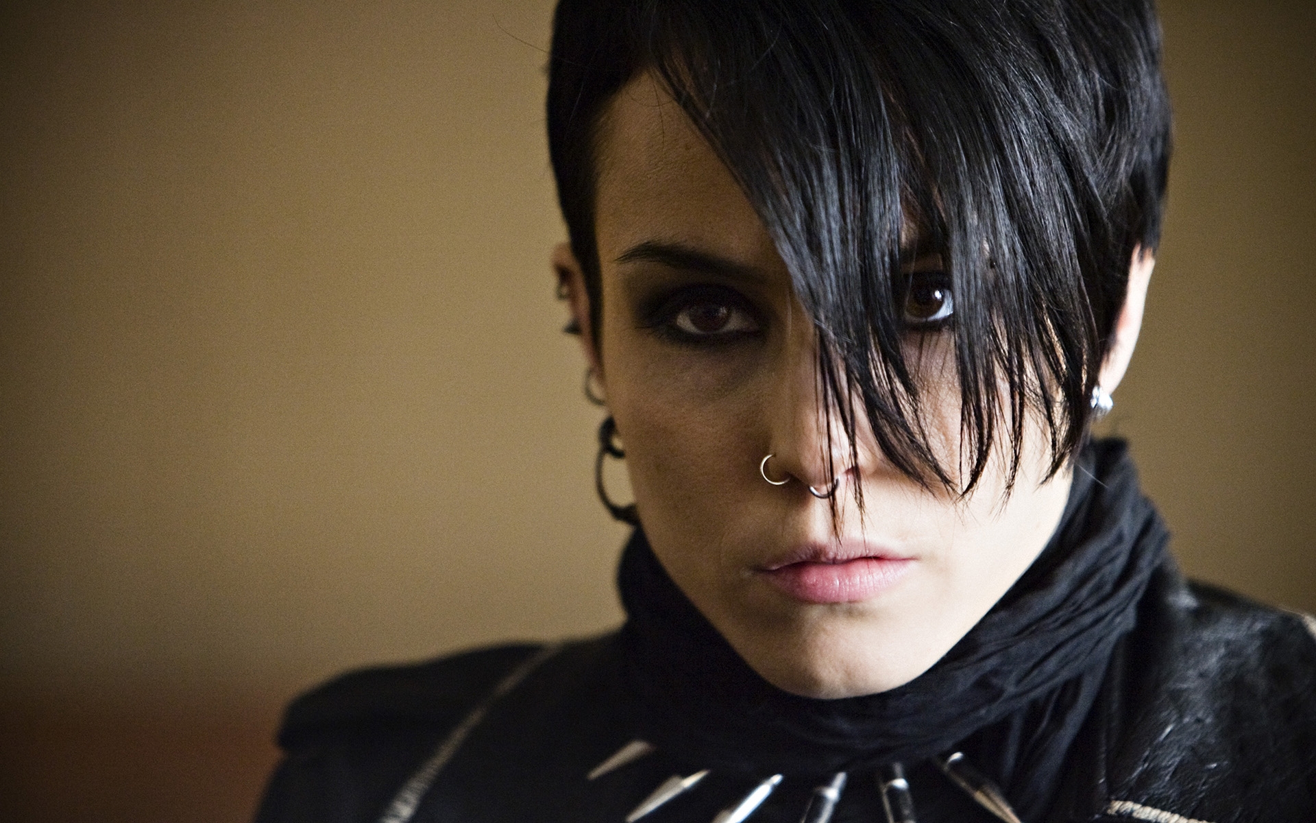 Картинки Noomi rapace, пронзительный, лицо, глаза фото и обои на рабочий стол