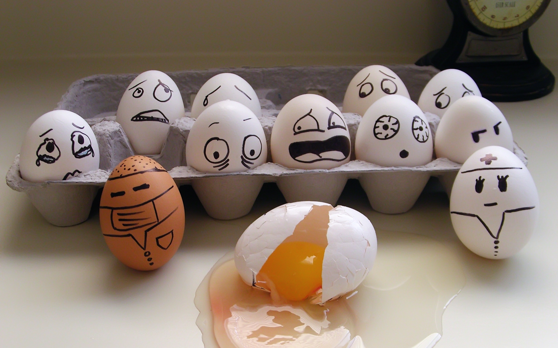 Картинки Яйцо, картон, эмоции, страх, падение, желток фото и обои на рабочий стол