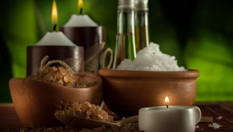 Спа, миски, соль, свеча, огонь, бутылки, масло, сумерки