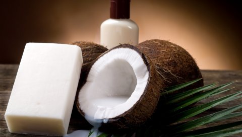 Кокосовые орехи, мыло, бутылка, стол