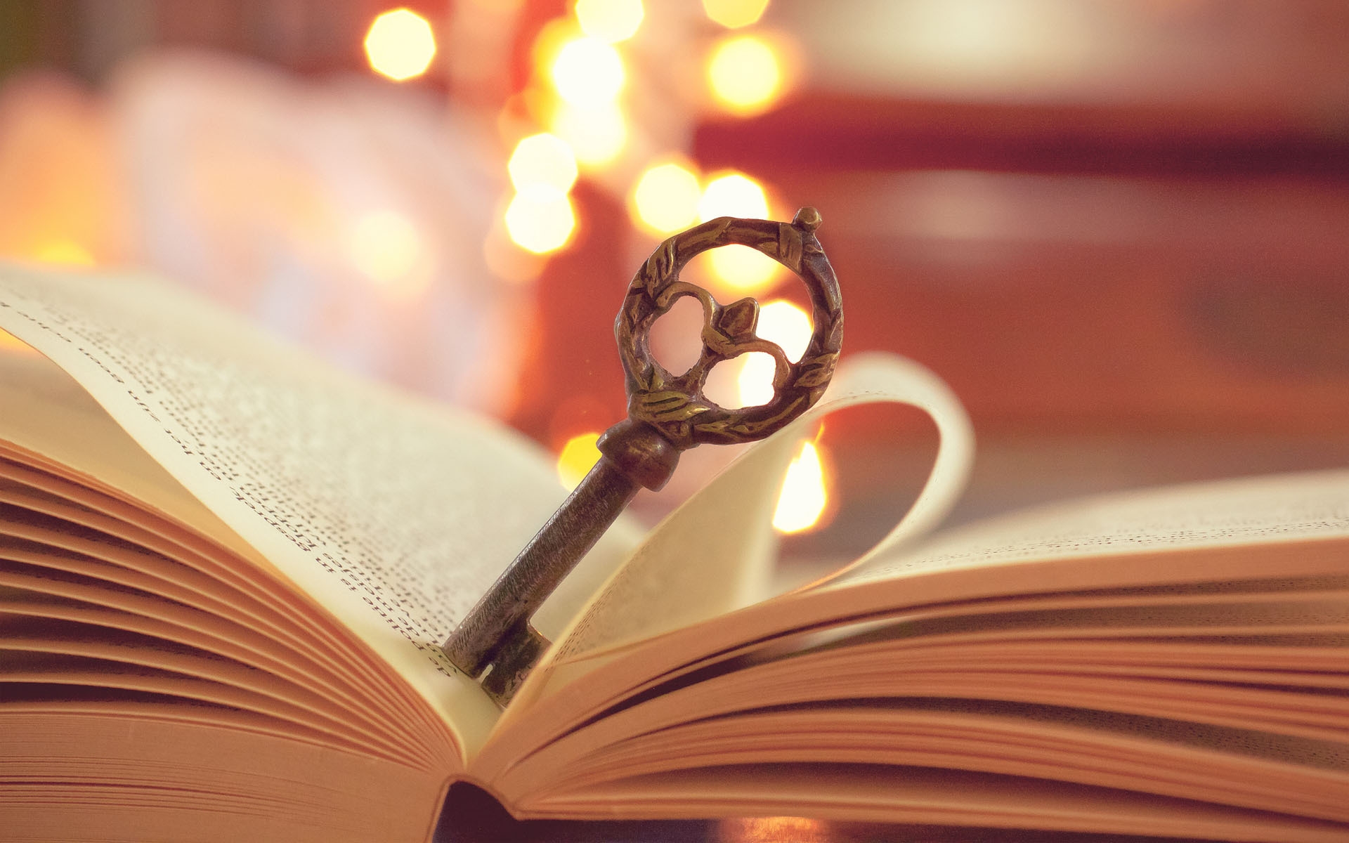 Картинки Книга, ключ, страница, макро, металл, огни фото и обои на рабочий стол