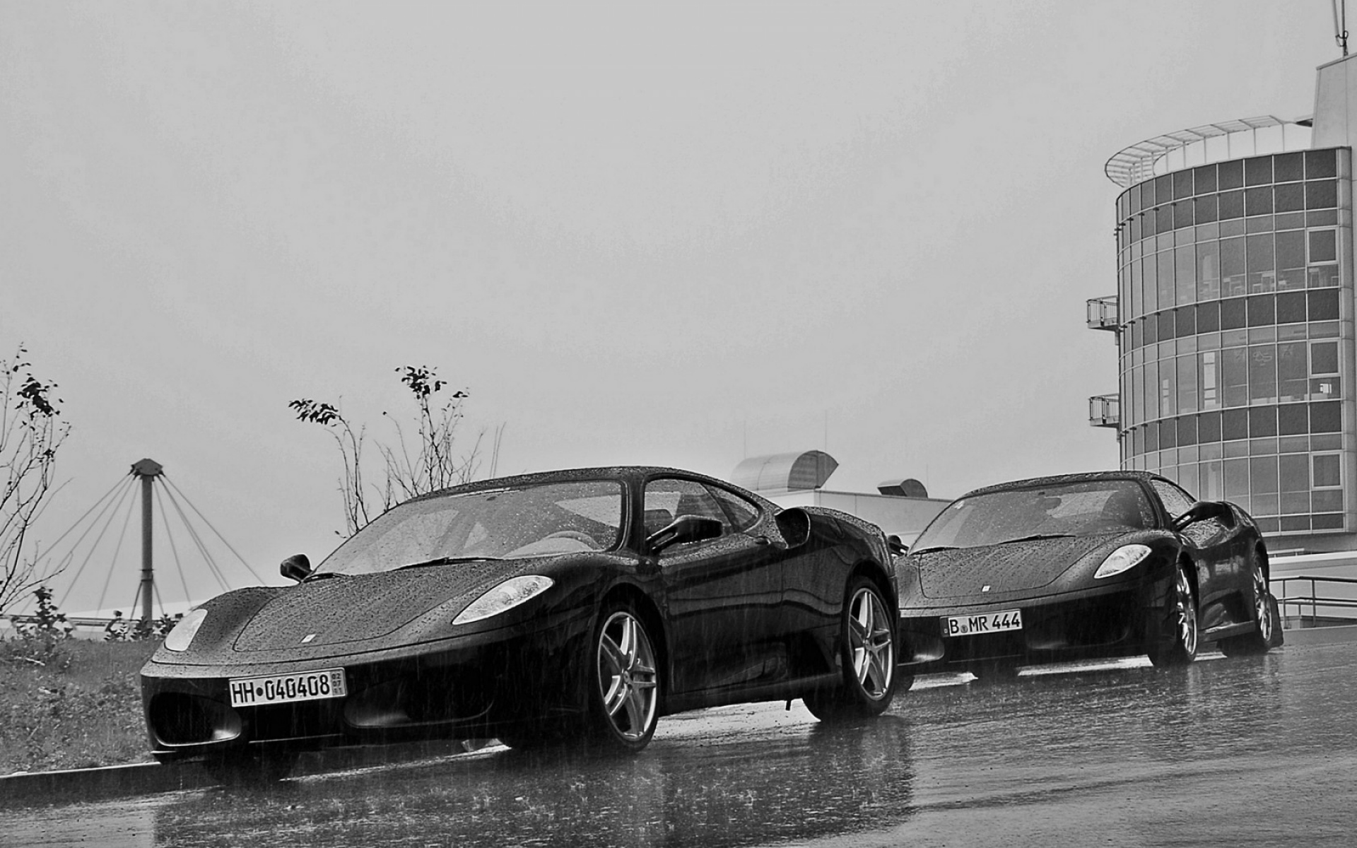 Картинки Ferrari, дождь, здание, черно-белый фото и обои на рабочий стол