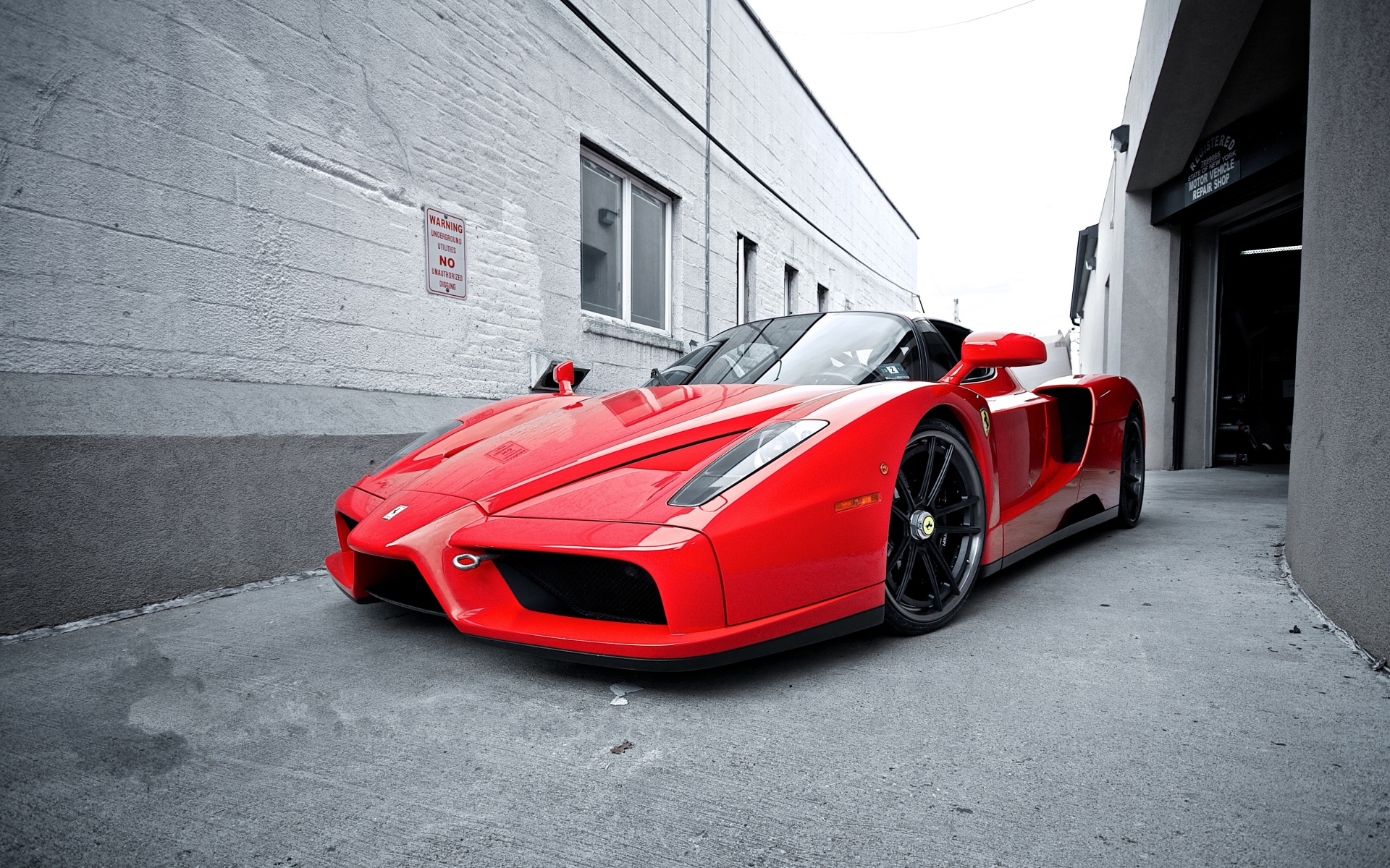 Картинки Красный, улица, ferrari, ferrari enzo фото и обои на рабочий стол