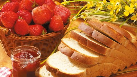 Хлеб, ягоды, клубника, варенье, цветы, натюрморт