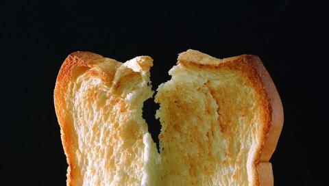 Хлеб, черный фон, корка