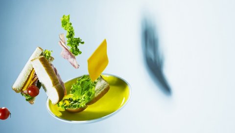 Блюдце, полет, хлеб, салат, помидоры, ветчина, сыр, тень