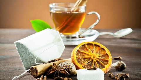 Стол, чашка, чай, напиток, корицы, анисовый анис, оранжевые шишки, розовые, ложки