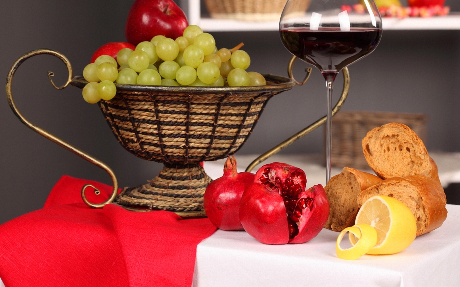 Картинки Стол, скатерть, салфетка, ваза, фрукты, виноград, лимоны, гранаты, хлеб, вино, стекло, красный, отражение фото и обои на рабочий стол