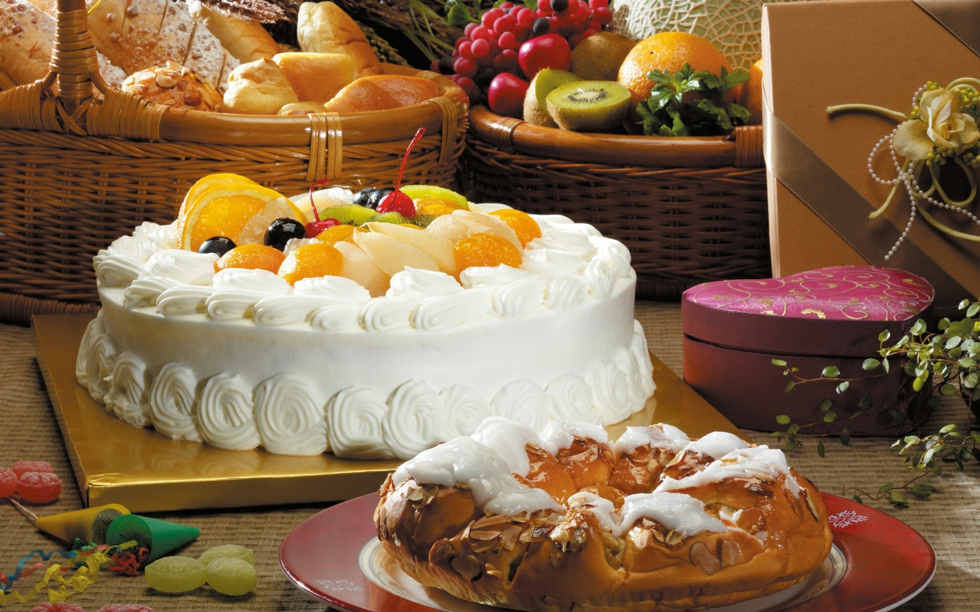 Картинки Стол, тарелка, коробка, корзина, десерт, сладкий, торт, пирог, фрукты, сливки, апельсины, вишня, конфеты, киви, виноград, хлеб, белый хлеб, крупы фото и обои на рабочий стол