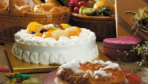 Стол, тарелка, коробка, корзина, десерт, сладкий, торт, пирог, фрукты, сливки, апельсины, вишня, конфеты, киви, виноград, хлеб, белый хлеб, крупы