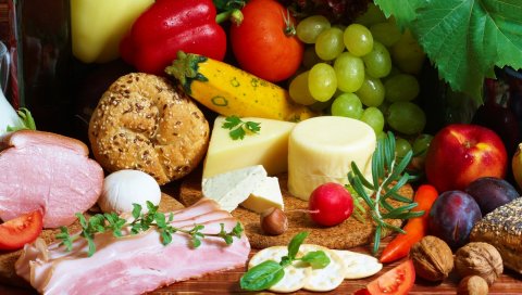 Стол, овощи, фрукты, орехи, сыр, помидоры, огурцы, виноград, сливы, морковь, яблоки, зелень, ветчина, хлеб, булочки
