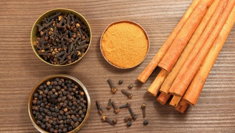 Специи, стол, миски, корица, гвоздика, черный перец, карри
