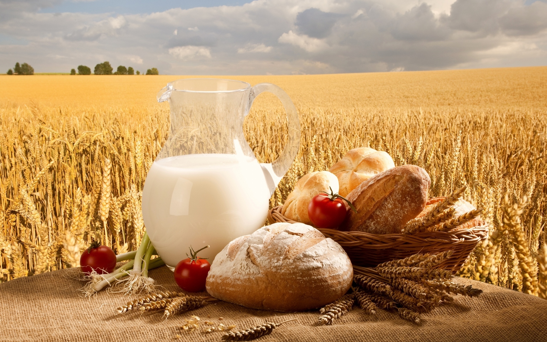 Картинки Молоко, кувшин, хлеб, рулеты, корзина, помидоры, лук, пшеница, поле, небо фото и обои на рабочий стол