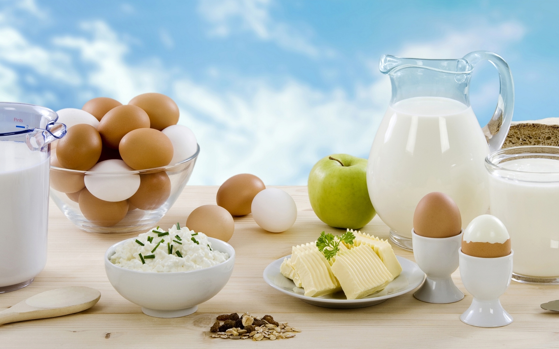 Картинки Молоко, кувшин, сливки, сыр, зелень, орехи, яйца, яблоко, хлеб, нож фото и обои на рабочий стол