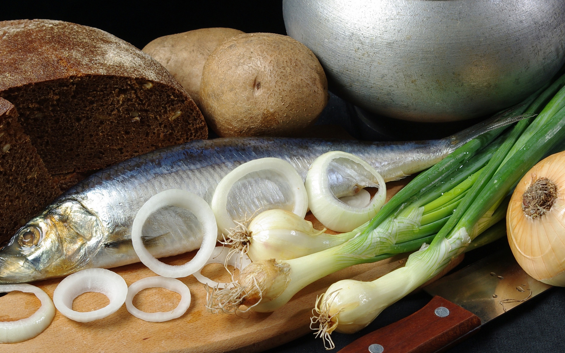 Картинки Картофель, горох, сельдь, луковые кольца, черный хлеб, доска, нож фото и обои на рабочий стол