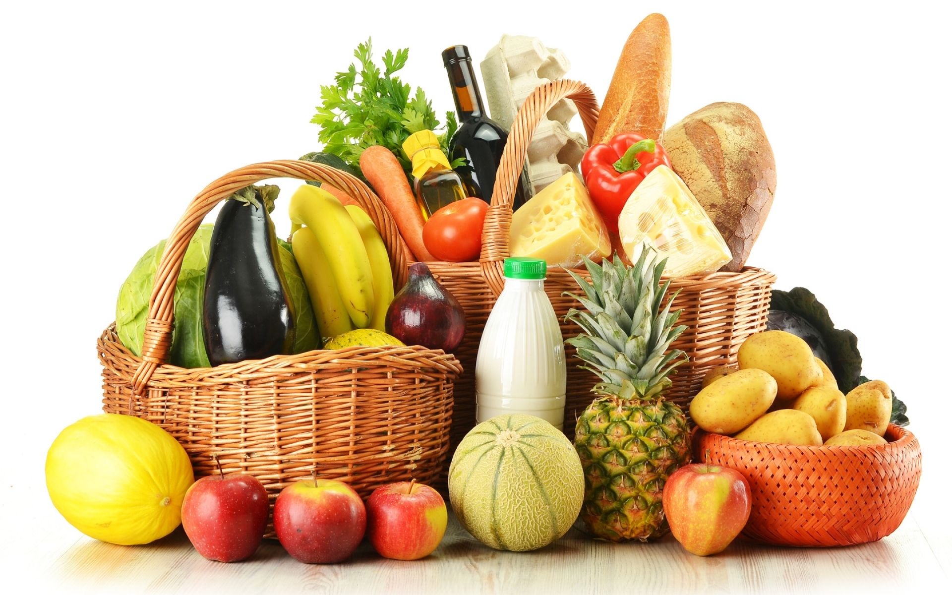Картинки Корзины, продукты питания, бутылки, фрукты, яйца, хлеб, вино, картофель, ананас, яблоки, дыни, бананы, баклажаны, капуста, лук, перец, сыр, травы фото и обои на рабочий стол
