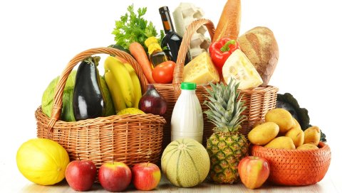 Корзины, продукты питания, бутылки, фрукты, яйца, хлеб, вино, картофель, ананас, яблоки, дыни, бананы, баклажаны, капуста, лук, перец, сыр, травы