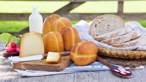 Корзина, салфетка, ломтики хлеба, сыр, нож, редис, стол, молоко, зелень, вкусный