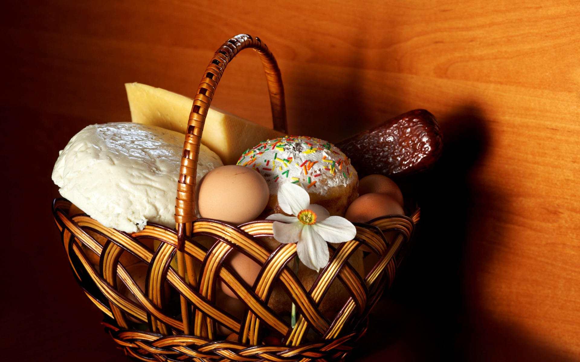 Картинки Корзина, пасхальные яйца, колбаса, сыр, яйца фото и обои на рабочий стол