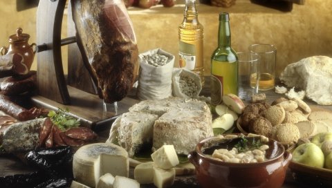 горшок, бутылки, масло, сыр, мясо, колбаса, фасоль, яблоки,