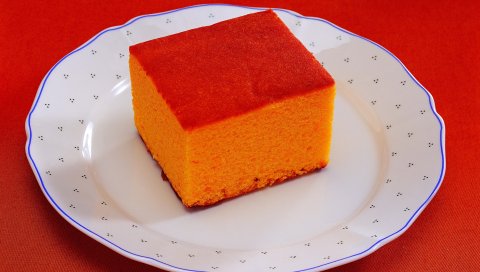 бисквита, куб, часть, раздел, пластины, красном фоне