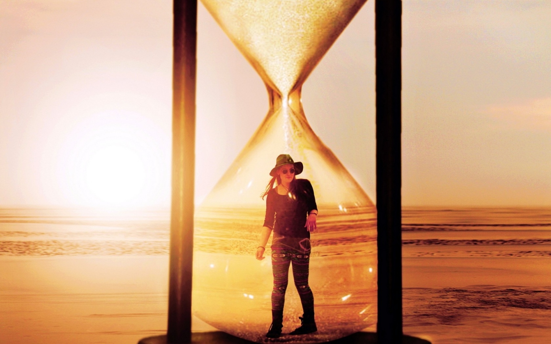 Новое ощущение времени. Песочные часы и человек. Человек в песочных часах. Песочные часы жизни. Прошлое человека.