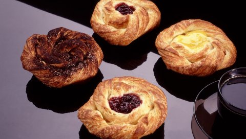 Хлеб, булочка, варенье, чай