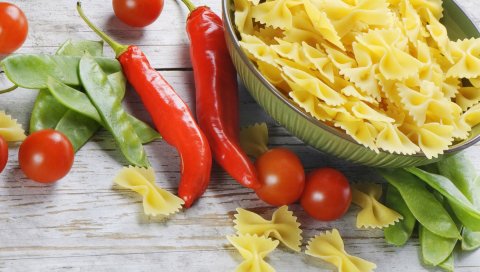 Блюдо, макароны, стол, перец, помидоры, зеленый горошек