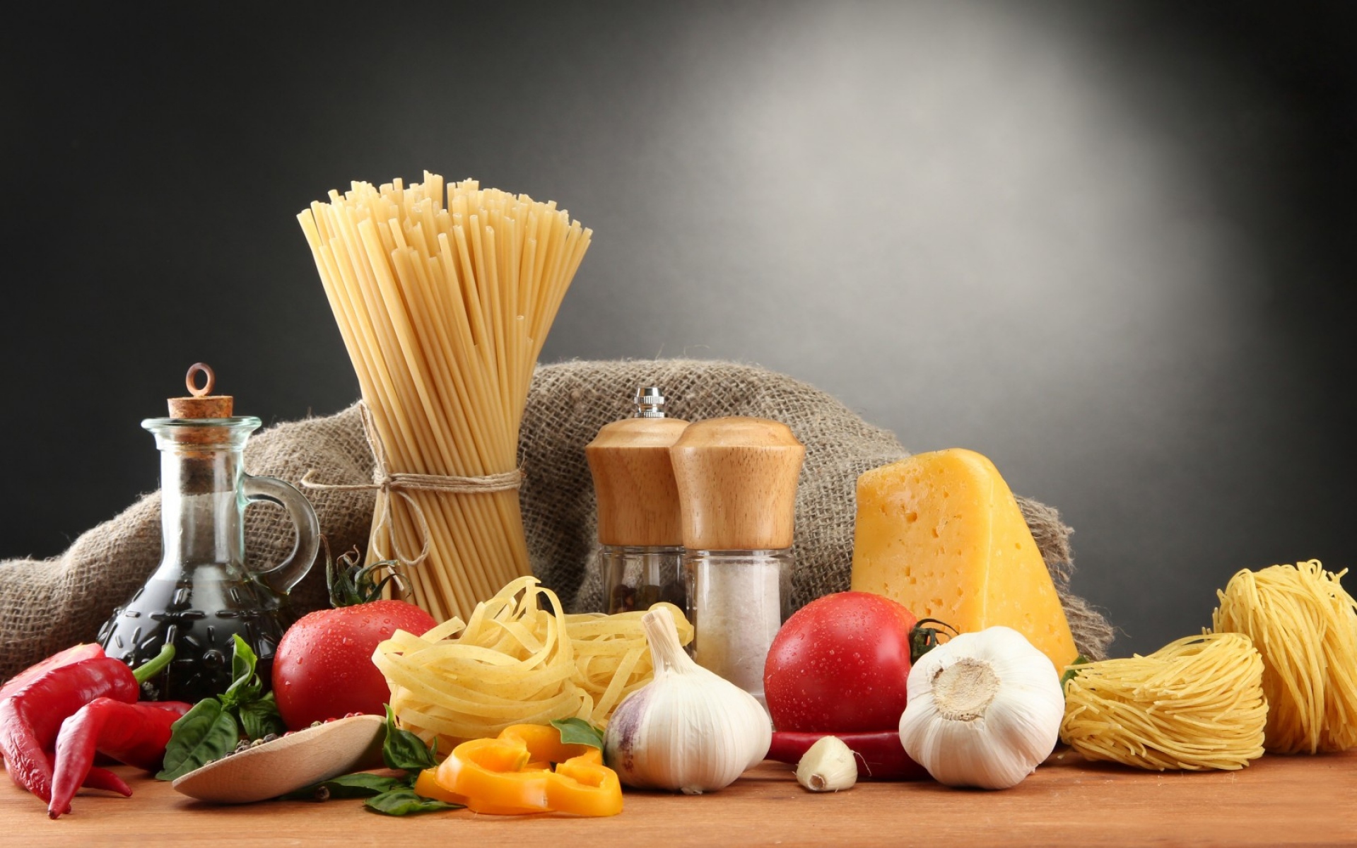 Картинки Сыр, перец, чили, чеснок, макароны, лапша, соль, специи, спагетти, помидоры, продукты питания фото и обои на рабочий стол