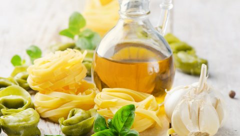 Стол, масло, чеснок, тортеллини, спагетти, черный перец