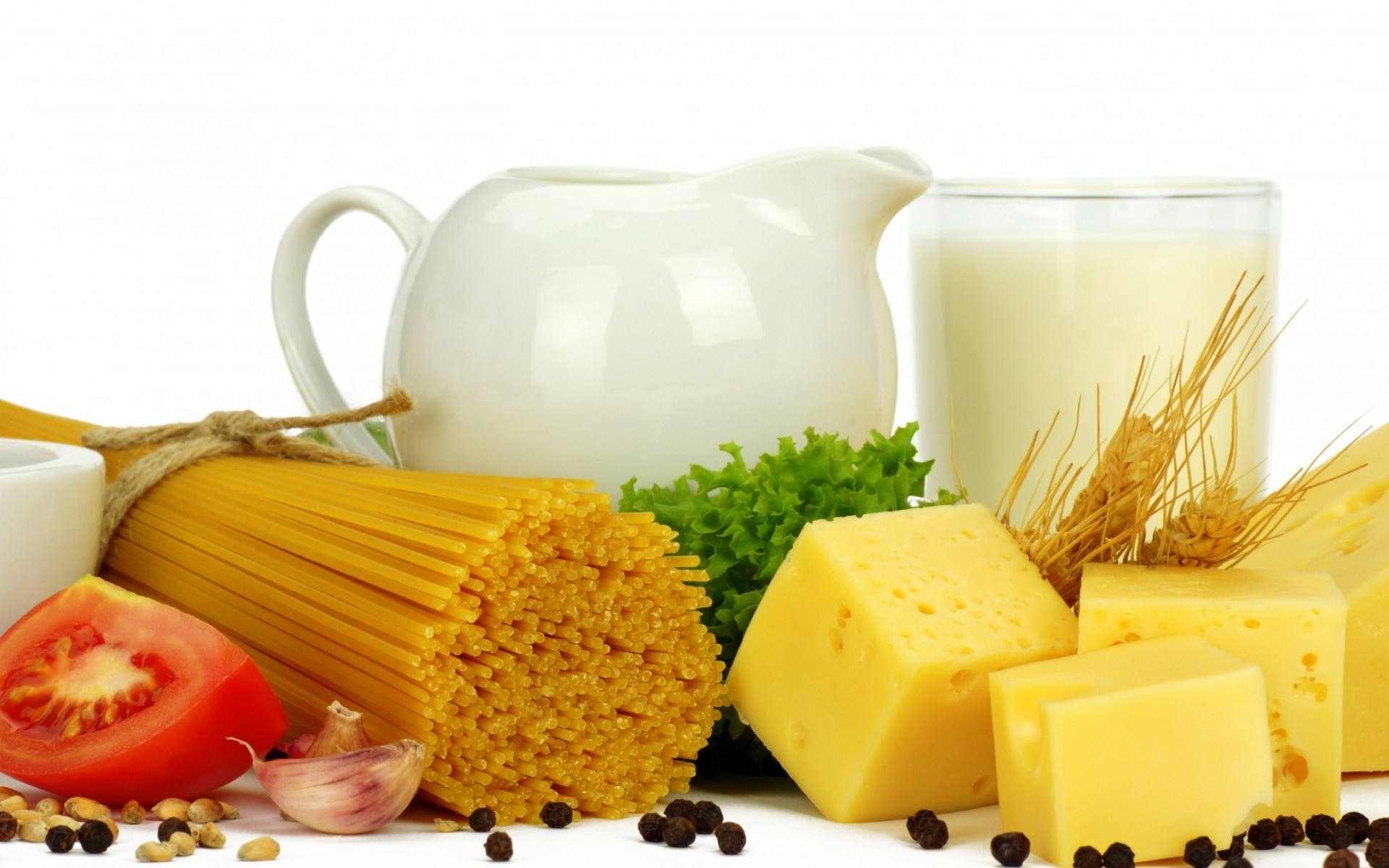 Картинки Спагетти, помидор, чеснок, сыр, молоко, петрушка, черный перец фото и обои на рабочий стол