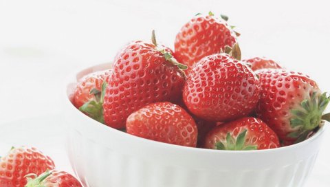 Миски, тарелки, клубника, спелые