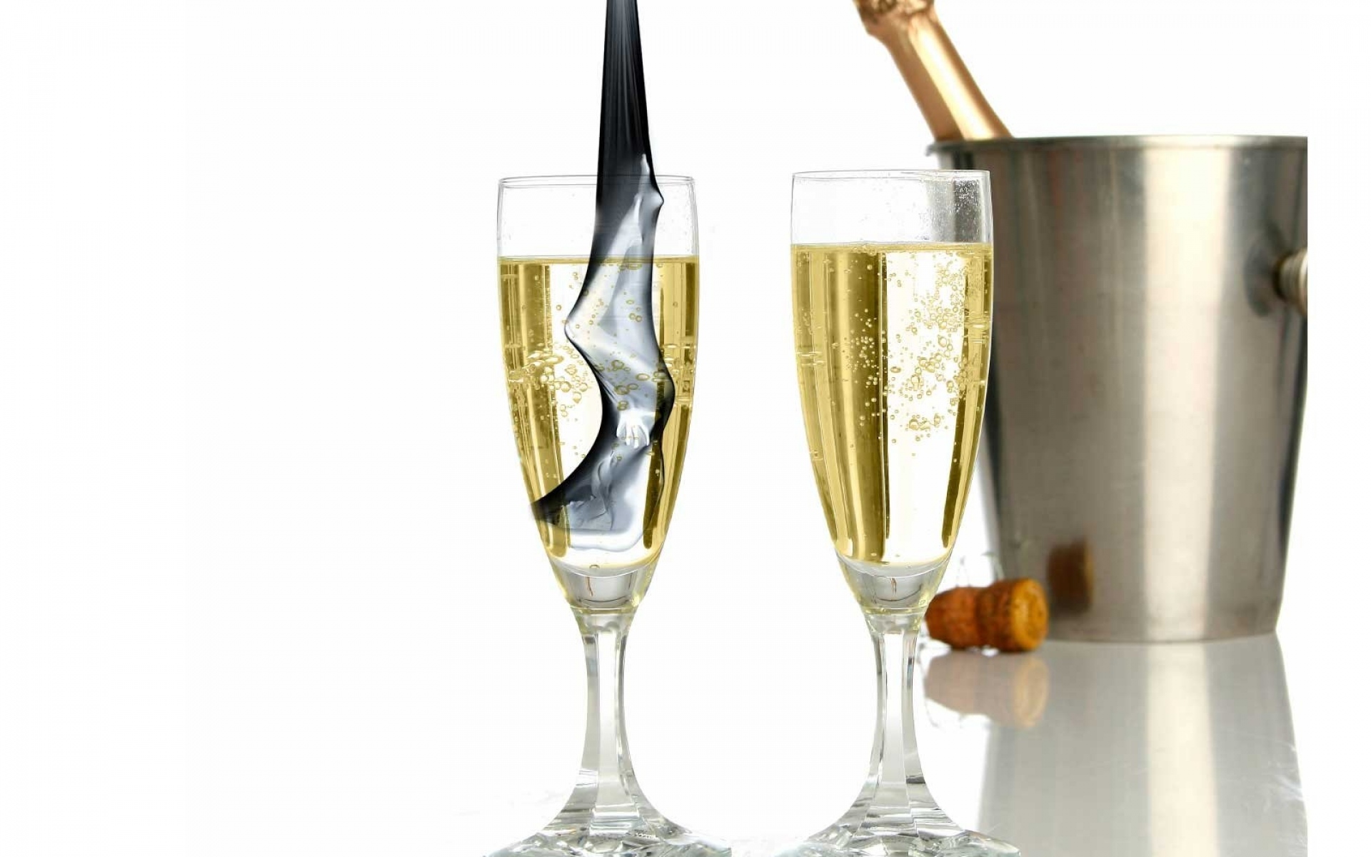 Фото 2 бокала шампанского на столе