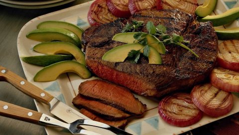 Мясо, кусочек, жареный, жареный, авокадо, лук, петрушка, нож, керамика