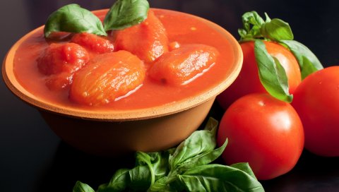 Продукты питания, томаты, тарелки, соки