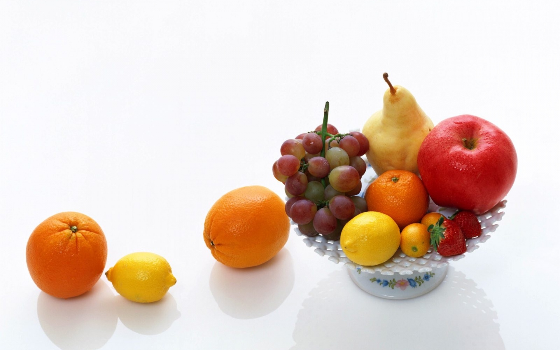 В вазе лежат 4 разных фрукта. Фрукты в вазе. Натюрморт с фруктами. Ваза с фруктами. Сочные овощи и фрукты.
