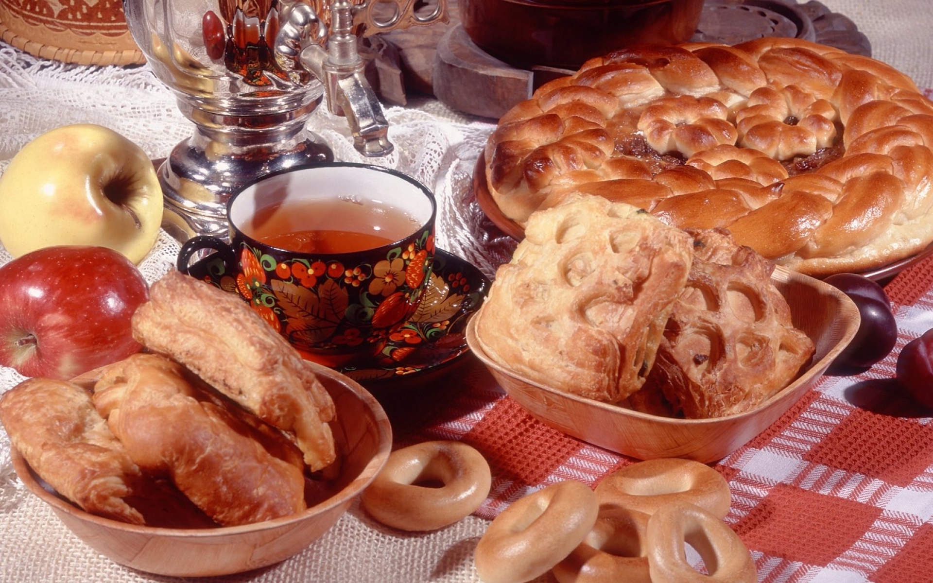 Приходи на пирог. Выпечка. Угощения к чаю. Традиционные русские блюда. Чай с пирожками.