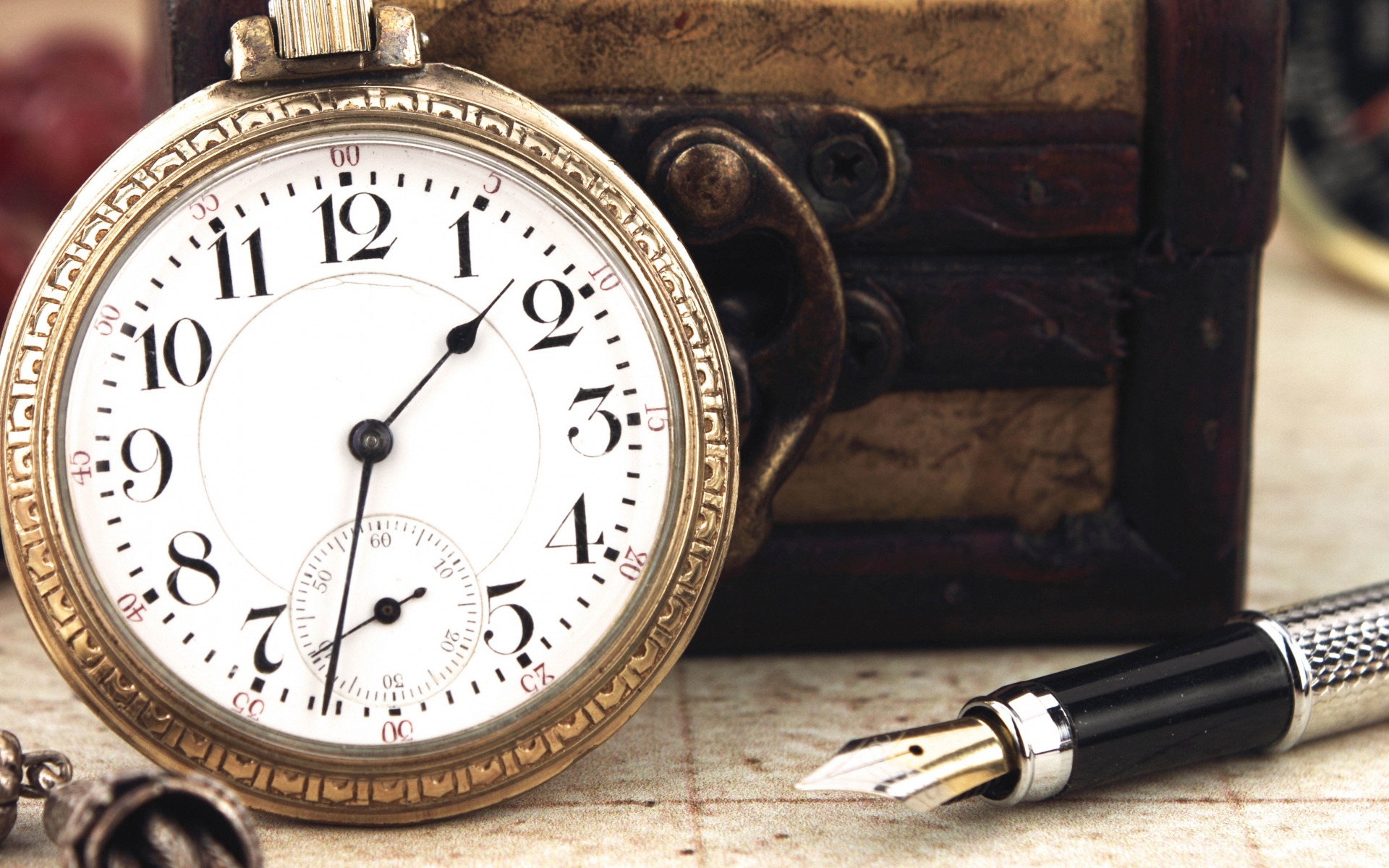 Картинки Старинные часы, циферблат, коробка, ручка, ожерелье, брелок фото и обои на рабочий стол
