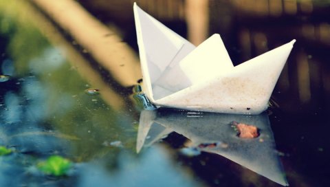 Бумажная лодка, вода, осень, оригами