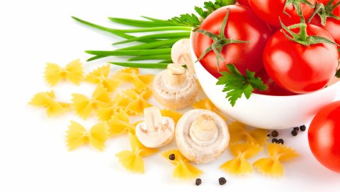 макаронные изделия, грибы, помидоры, зелень, лук, пищевая