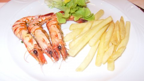 креветка, картофель фри, пластины