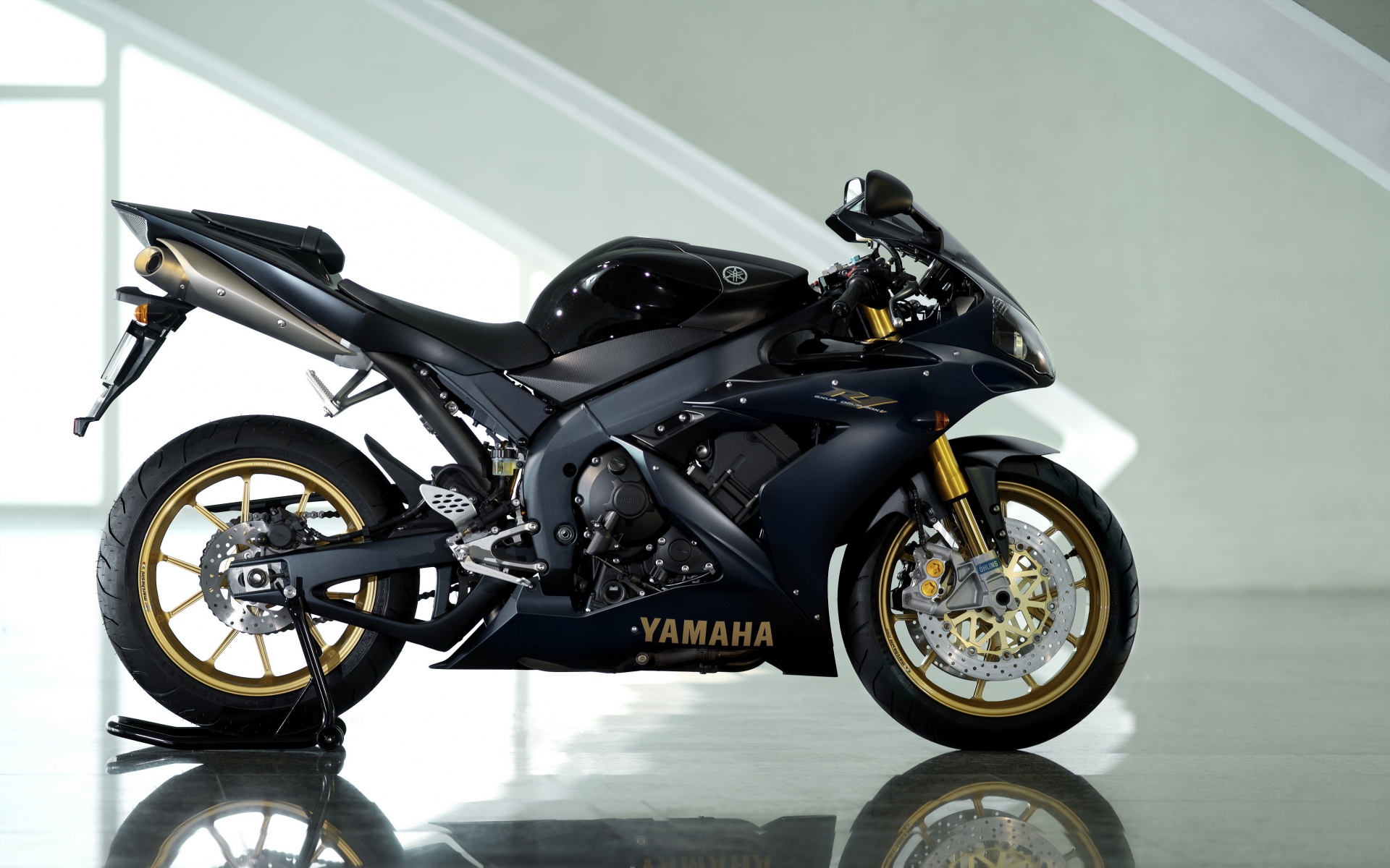 Картинки Yamaha YZF-R1, черные, Ямаха, мотоцикл, отражение фото и обои на рабочий стол