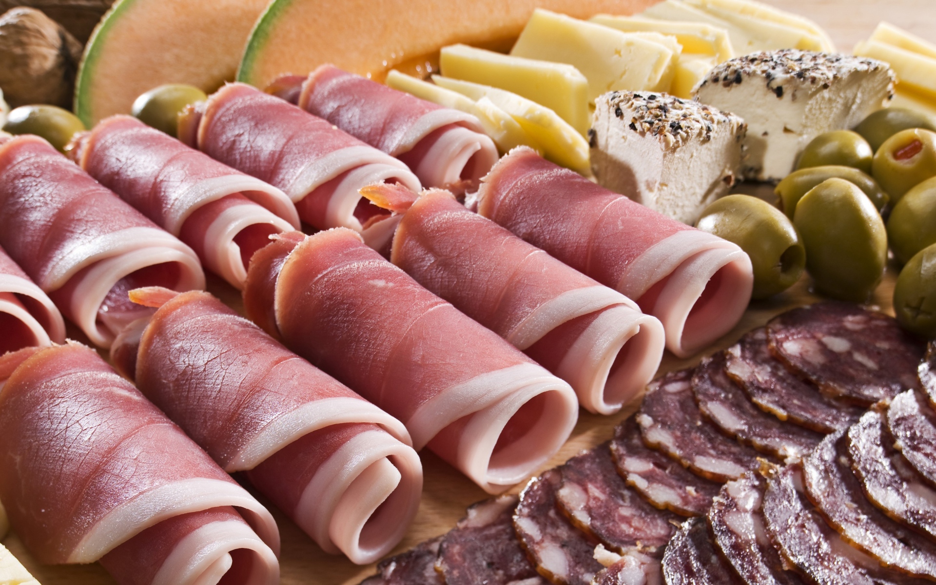 Картинки мясо, булочки, сыр, оливки, орехи, колбаса фото и обои на рабочий стол